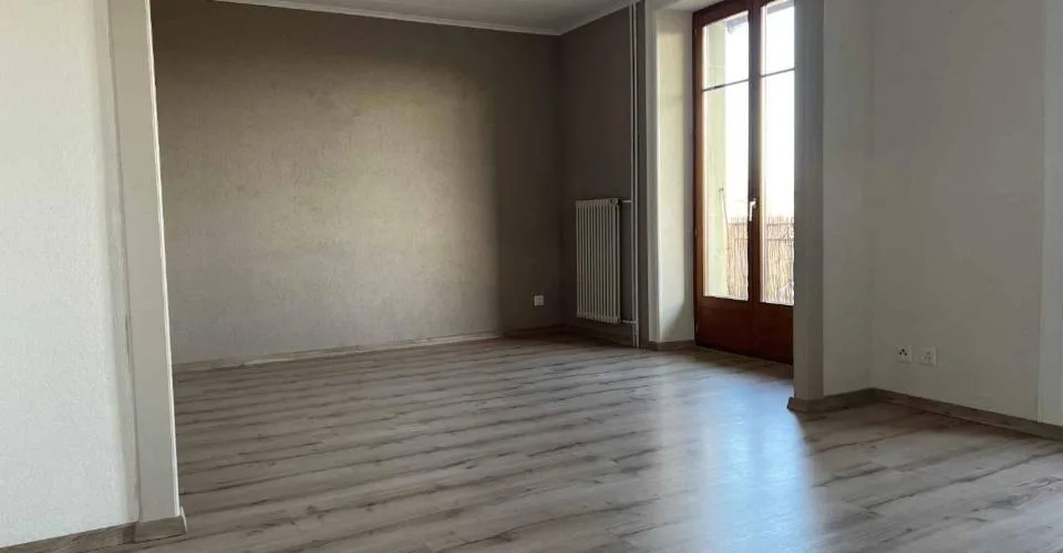 Immeuble locatif mitoyen à deux pas du centre-ville avec places de parc
