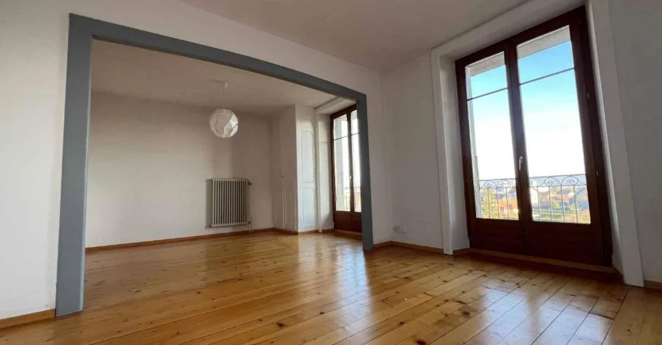 Immeuble locatif mitoyen à deux pas du centre-ville avec places de parc