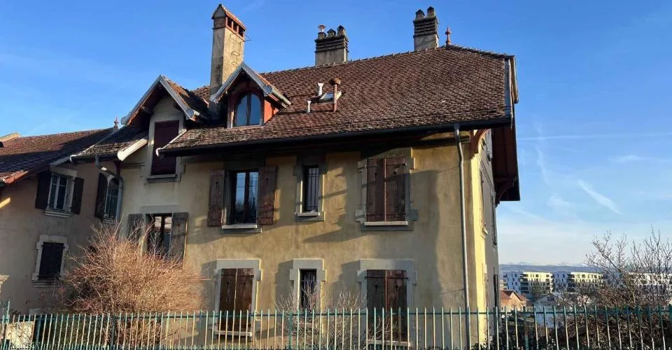 Immeuble locatif mitoyen à deux pas du centre-ville avec places de parc