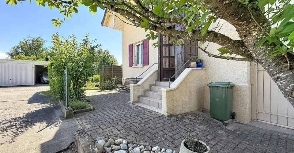 Maison villageoise sur un terrain de plus de 4'400 m²