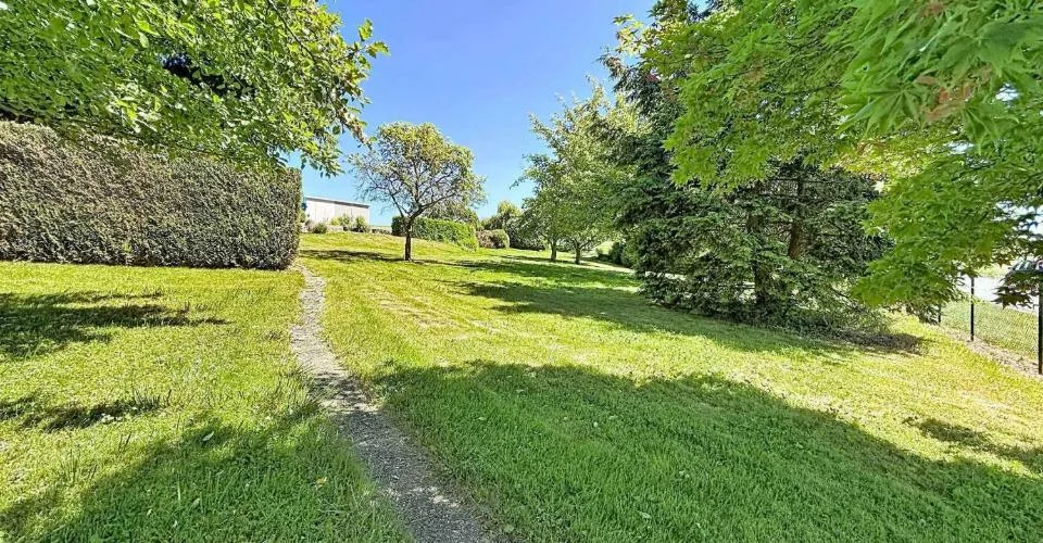 Maison villageoise sur un terrain de plus de 4'400 m²