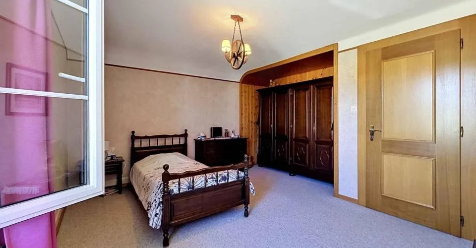 Maison villageoise sur un terrain de plus de 4'400 m²