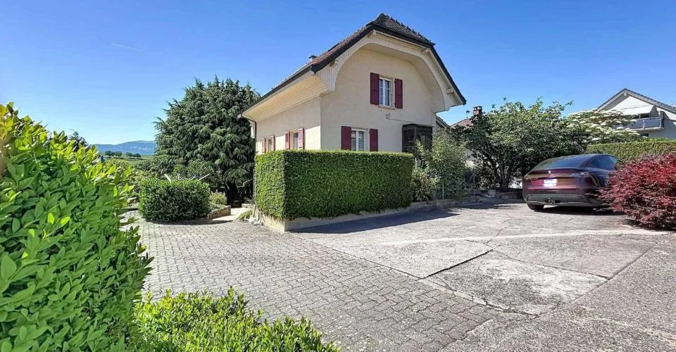 Maison villageoise sur un terrain de plus de 4'400 m²