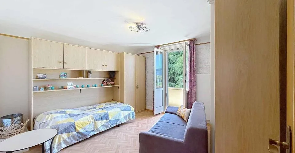 Maison villageoise sur un terrain de plus de 4'400 m²