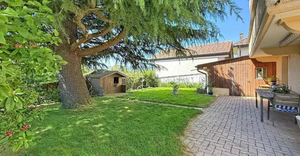 Maison villageoise sur un terrain de plus de 4'400 m²