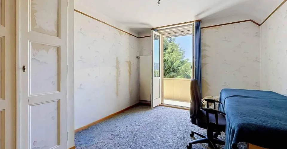 Maison villageoise sur un terrain de plus de 4'400 m²