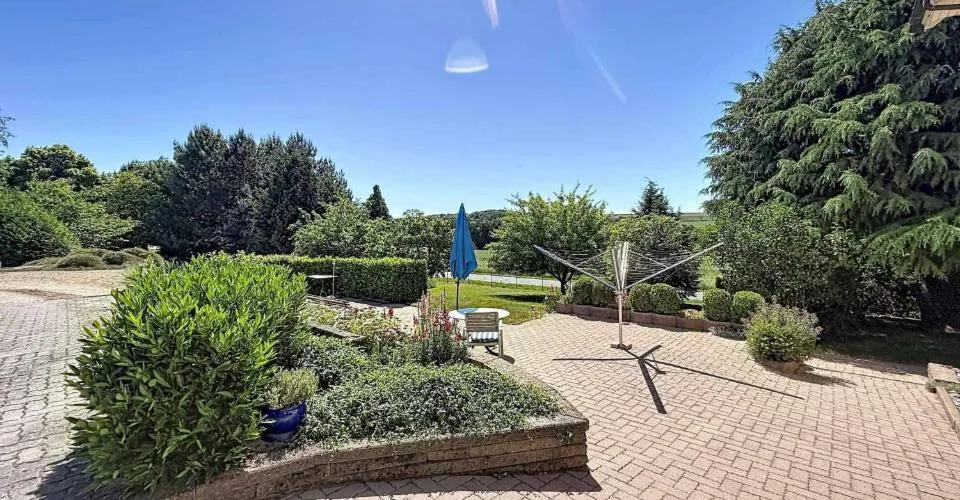 Maison villageoise sur un terrain de plus de 4'400 m²