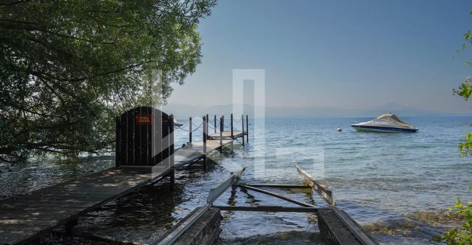 Élegante propriété discrète au bord du lac, proche centre Rolle