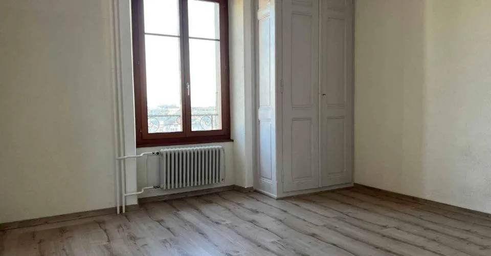 Immeuble locatif mitoyen à deux pas du centre-ville avec places de parc