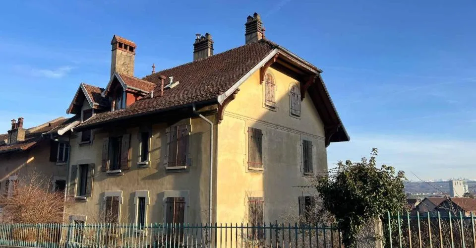 Immeuble locatif mitoyen à deux pas du centre-ville avec places de parc