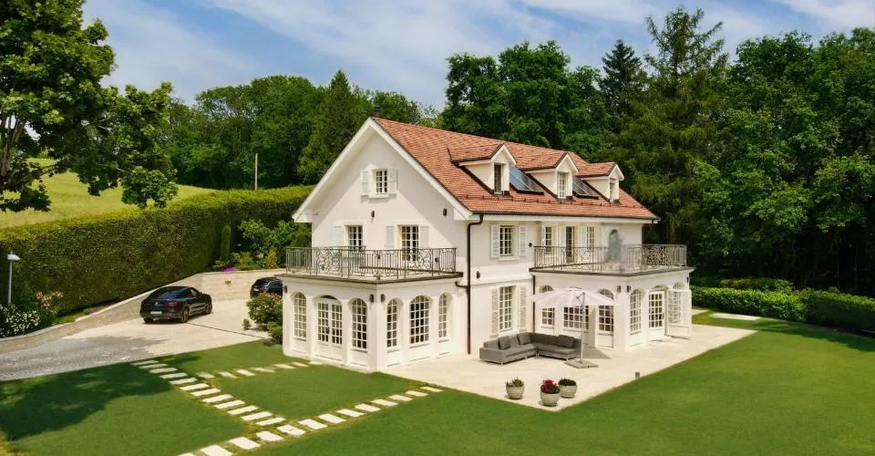 Propriété prestigieuse avec piscine, intimité et vue sur le lac