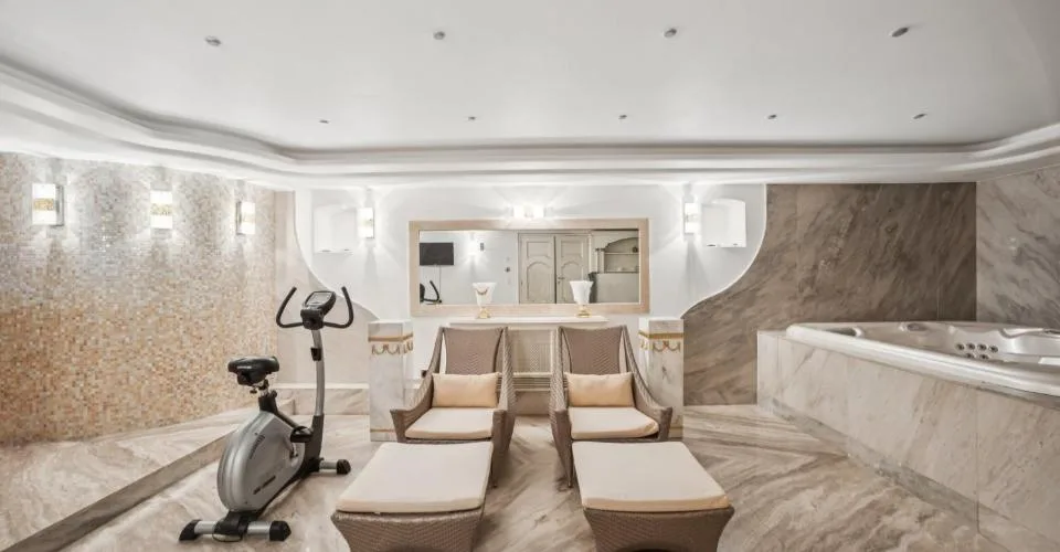 Propriété prestigieuse avec piscine, intimité et vue sur le lac