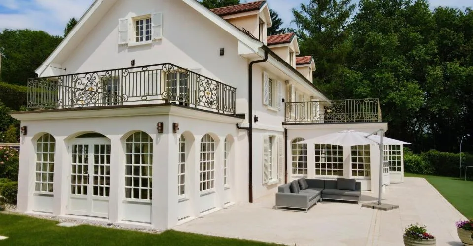 Propriété prestigieuse avec piscine, intimité et vue sur le lac