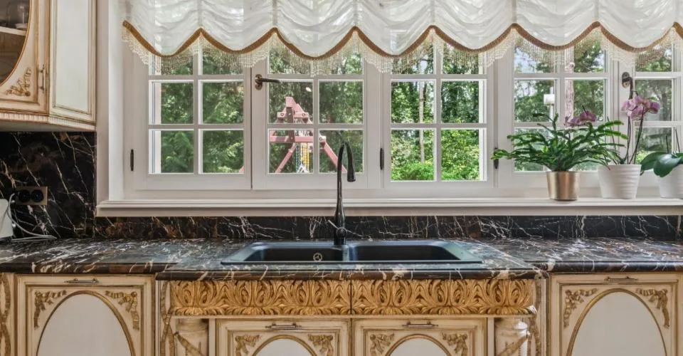 Propriété prestigieuse avec piscine, intimité et vue sur le lac