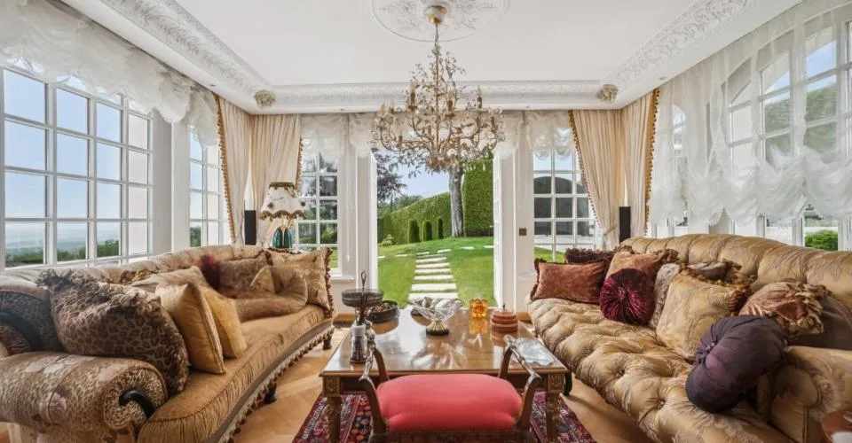 Propriété prestigieuse avec piscine, intimité et vue sur le lac