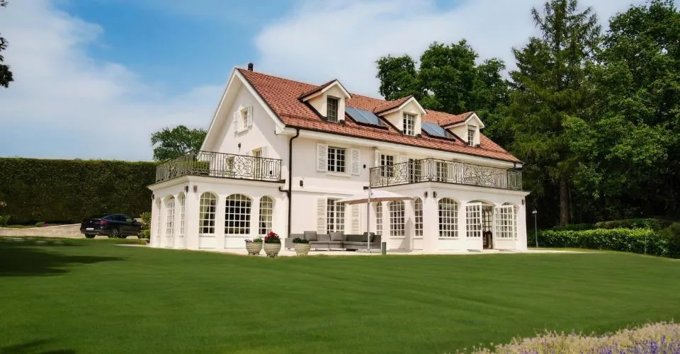 Propriété prestigieuse avec piscine, intimité et vue sur le lac