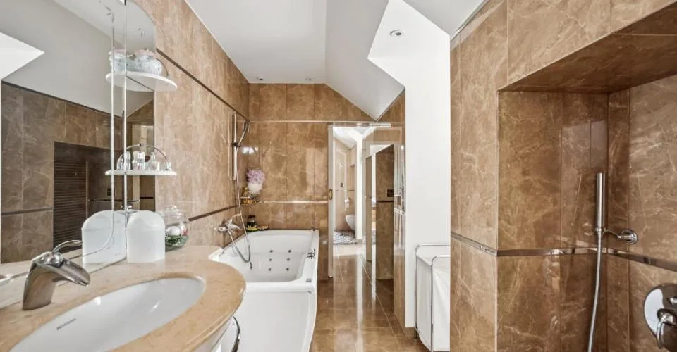 Propriété prestigieuse avec piscine, intimité et vue sur le lac