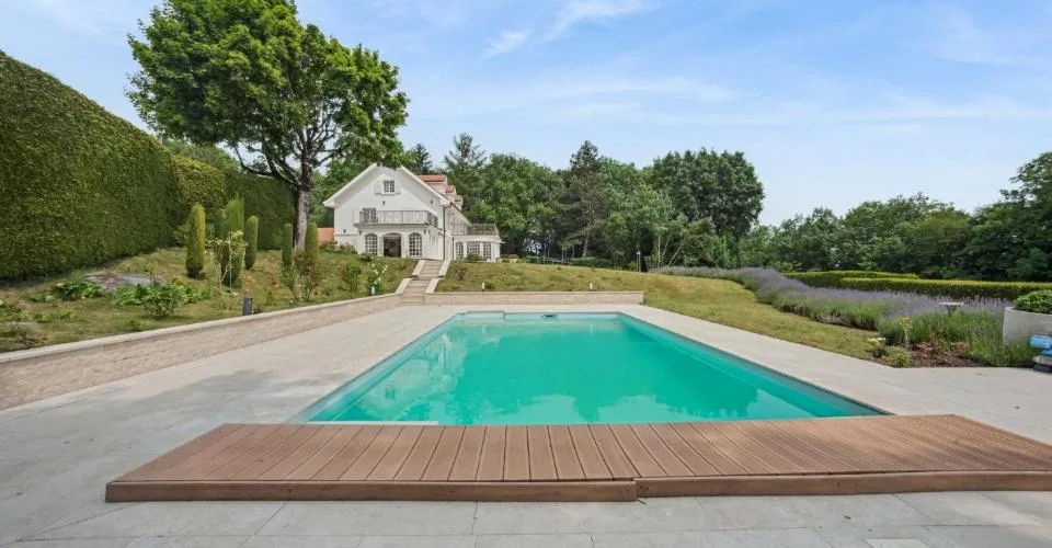 Propriété prestigieuse avec piscine, intimité et vue sur le lac