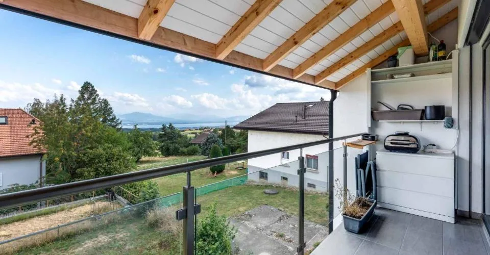 Duplex contemporain rénové avec vue sur le Léman et les Alpes