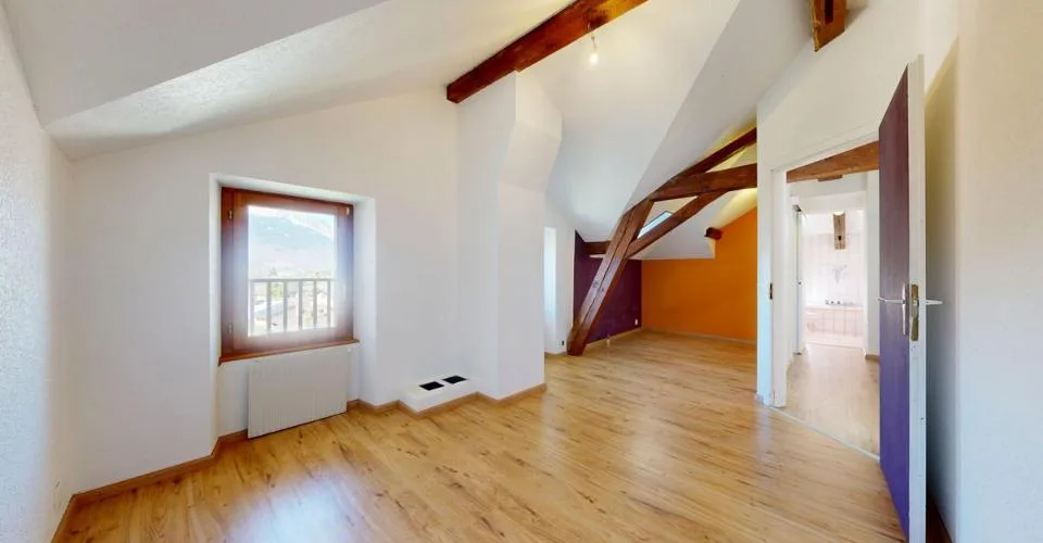 Maison multifamiliale de 2 appartements à saisir