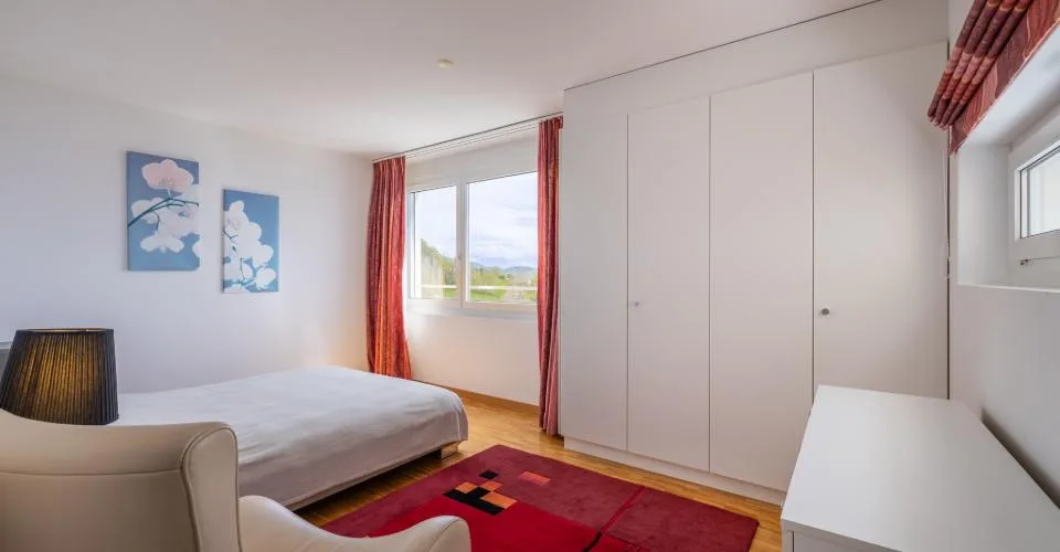 4.5 pièces avec vue lac panoramique, balcon 25 m² & 2 places couvertes