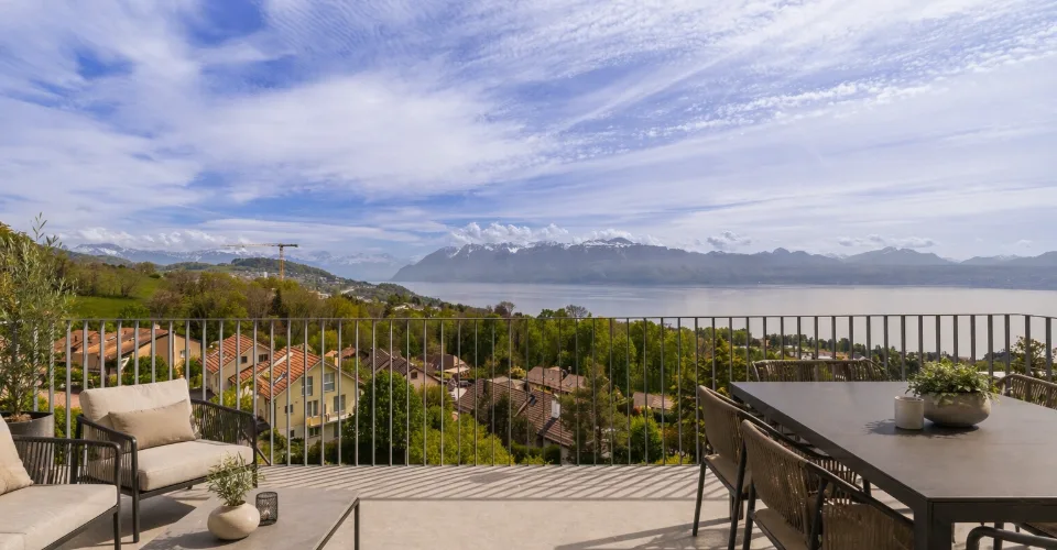 4.5 pièces avec vue lac panoramique, balcon 25 m² & 2 places couvertes