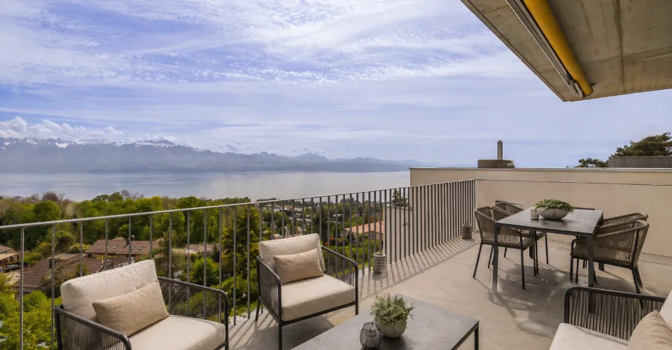 4.5 pièces avec vue lac panoramique, balcon 25 m² & 2 places couvertes