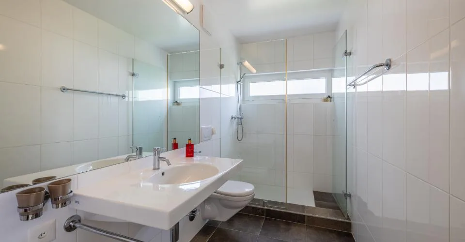 4.5 pièces avec vue lac panoramique, balcon 25 m² & 2 places couvertes
