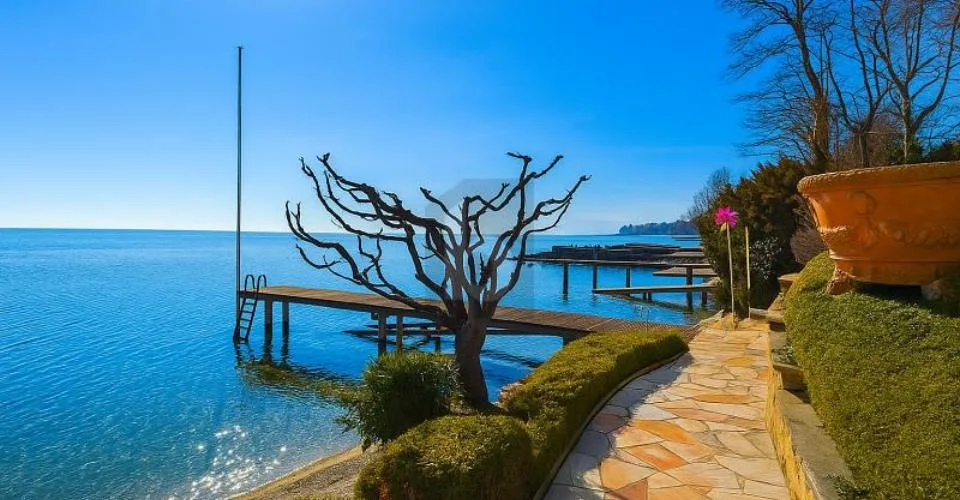 ULTRA EXCLUSIVE AVEC PLAGE ET PONTON PRIVÉS