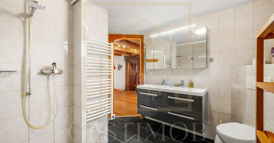 Exclusivité : Magnifique chalet authentique avec potentiel