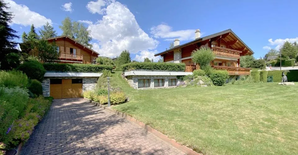 Rare à Crans-Montana : complexe de deux chalets réunis par un immense espace de 380 m2 à vendre sur 4 parcelles constructibles !