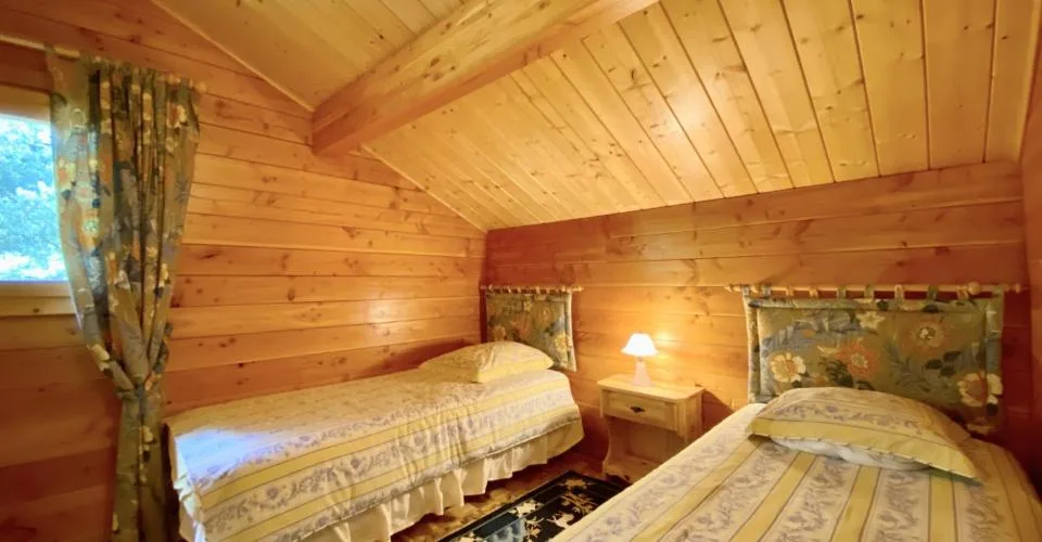 Rare à Crans-Montana : complexe de deux chalets réunis par un immense espace de 380 m2 à vendre sur 4 parcelles constructibles !