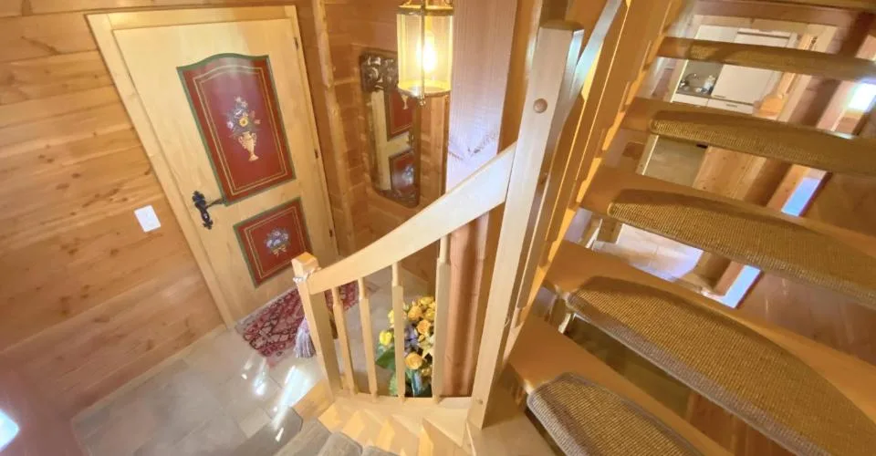 Rare à Crans-Montana : complexe de deux chalets réunis par un immense espace de 380 m2 à vendre sur 4 parcelles constructibles !