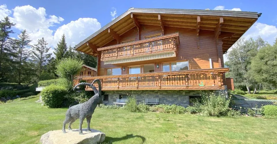 Rare à Crans-Montana : complexe de deux chalets réunis par un immense espace de 380 m2 à vendre sur 4 parcelles constructibles !