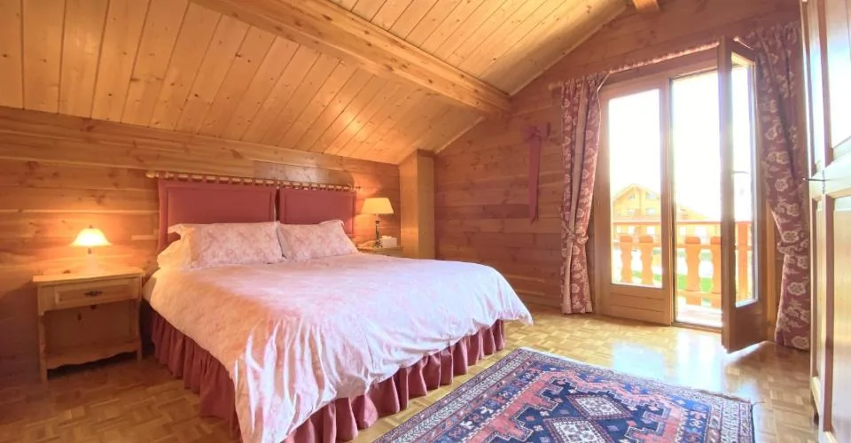 Rare à Crans-Montana : complexe de deux chalets réunis par un immense espace de 380 m2 à vendre sur 4 parcelles constructibles !