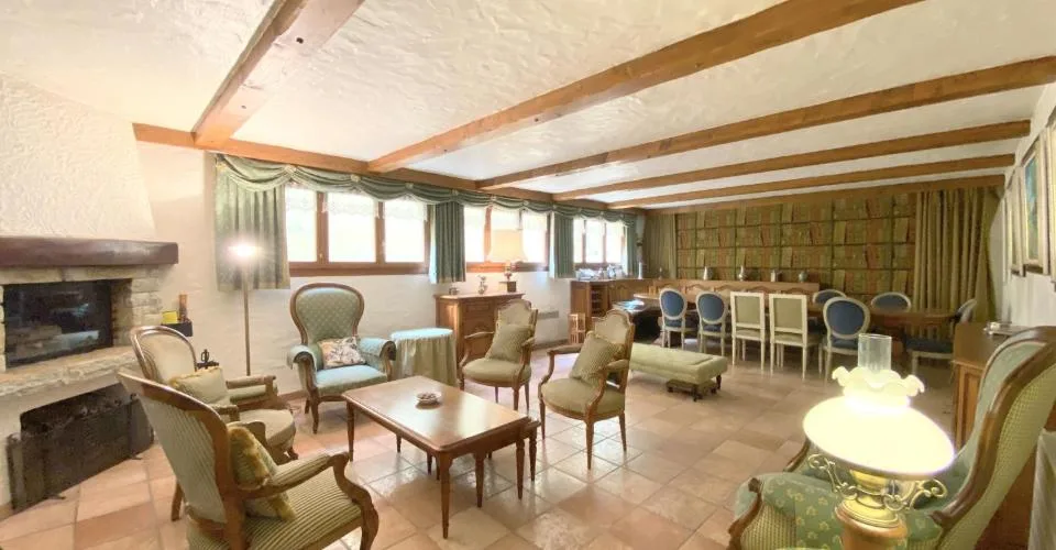 Rare à Crans-Montana : complexe de deux chalets réunis par un immense espace de 380 m2 à vendre sur 4 parcelles constructibles !