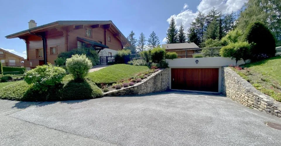 Rare à Crans-Montana : complexe de deux chalets réunis par un immense espace de 380 m2 à vendre sur 4 parcelles constructibles !