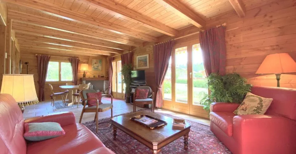 Rare à Crans-Montana : complexe de deux chalets réunis par un immense espace de 380 m2 à vendre sur 4 parcelles constructibles !