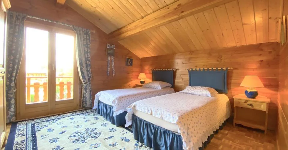 Rare à Crans-Montana : complexe de deux chalets réunis par un immense espace de 380 m2 à vendre sur 4 parcelles constructibles !