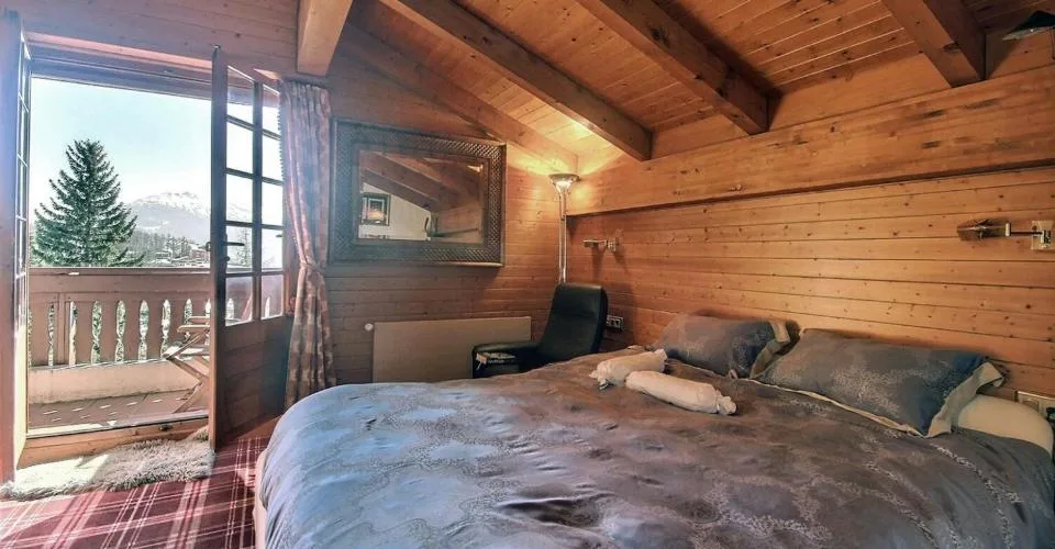 Crans. Chalet de 8.5 pièces avec piscine intérieure à proximité du centre.