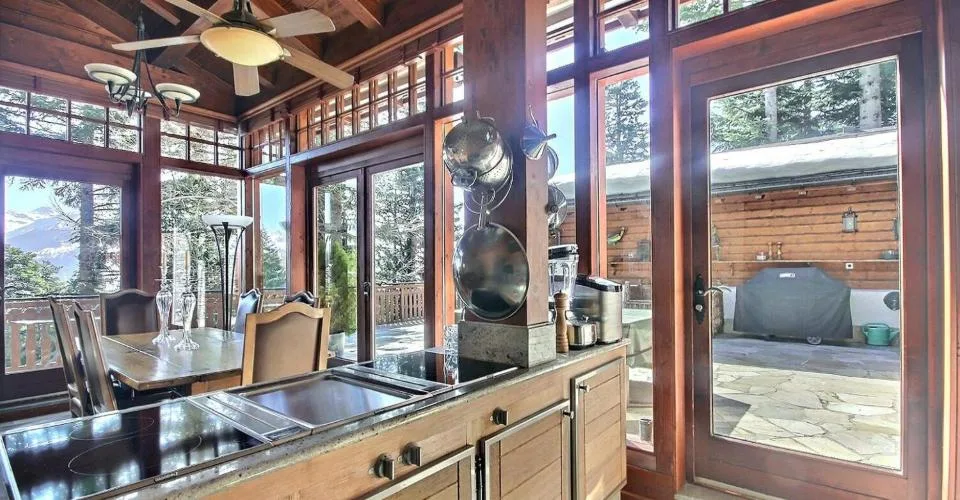 Crans. Chalet de 8.5 pièces avec piscine intérieure à proximité du centre.
