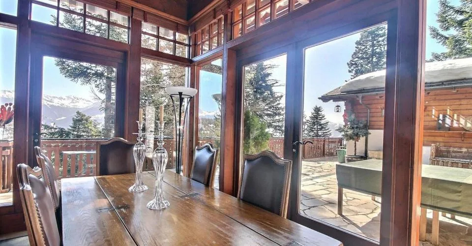 Crans. Chalet de 8.5 pièces avec piscine intérieure à proximité du centre.