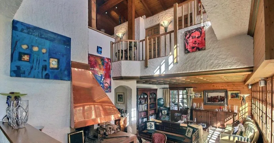 Crans. Chalet de 8.5 pièces avec piscine intérieure à proximité du centre.