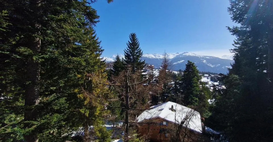 Crans. Chalet de 8.5 pièces avec piscine intérieure à proximité du centre.