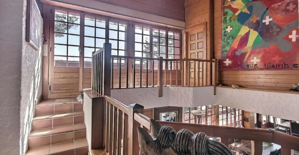 Crans. Chalet de 8.5 pièces avec piscine intérieure à proximité du centre.