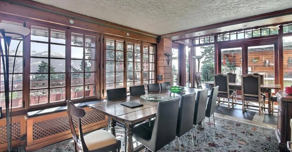 Crans. Chalet de 8.5 pièces avec piscine intérieure à proximité du centre.
