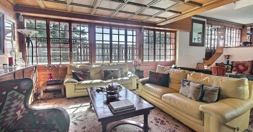 Crans. Chalet de 8.5 pièces avec piscine intérieure à proximité du centre.