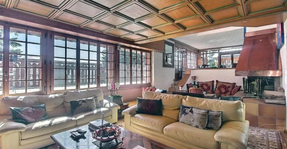 Crans. Chalet de 8.5 pièces avec piscine intérieure à proximité du centre.