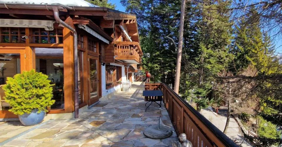 Crans. Chalet de 8.5 pièces avec piscine intérieure à proximité du centre.