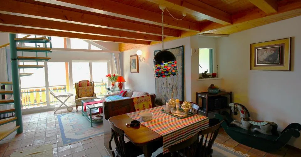 3.5-11, Appartement mansardé de 3.5 pièces de style campagnard avec galerie et belle vue